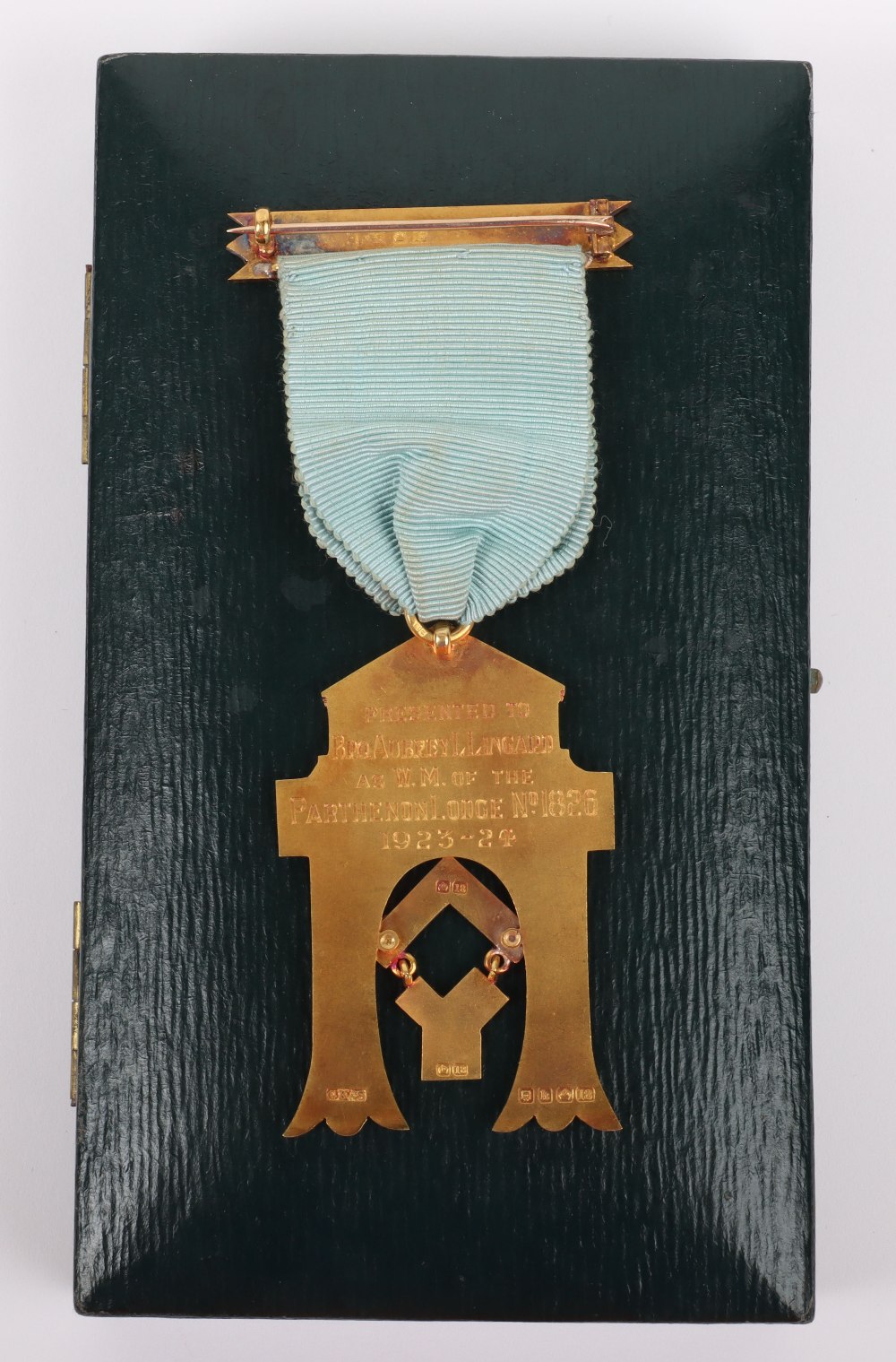 An 18ct masonic medal, the bar engraved ‘Parthenon’ - Bild 3 aus 5