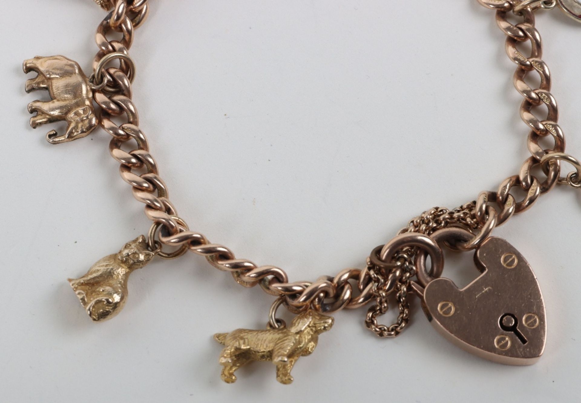 A 9ct gold charm bracelet 35g - Image 4 of 5