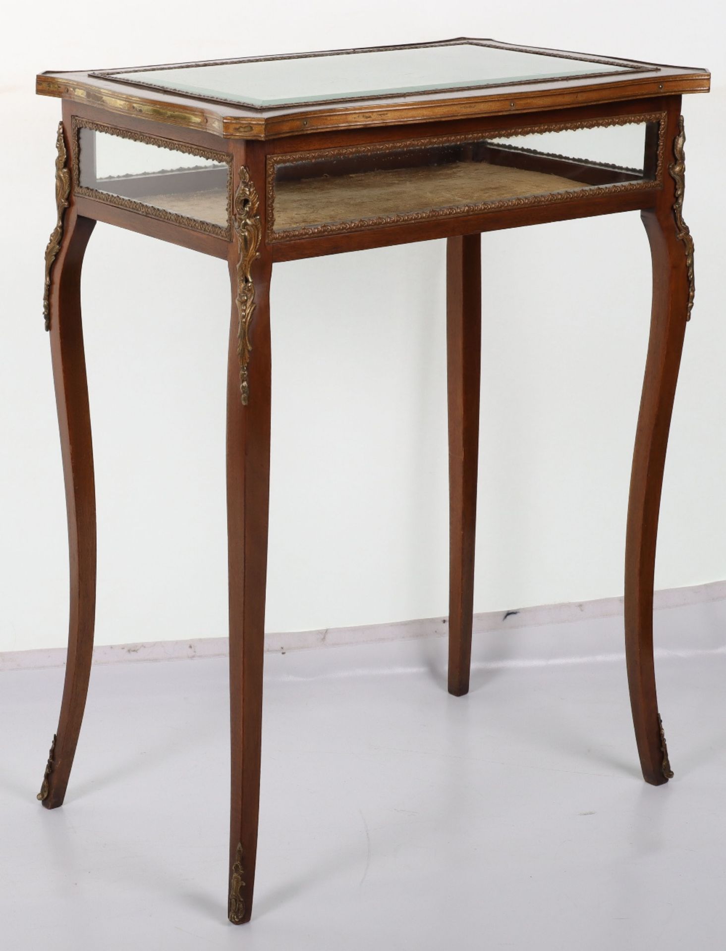 A French mahogany serpentine Bijouterie table in Louis XV style, probably late 19th century - Bild 11 aus 12