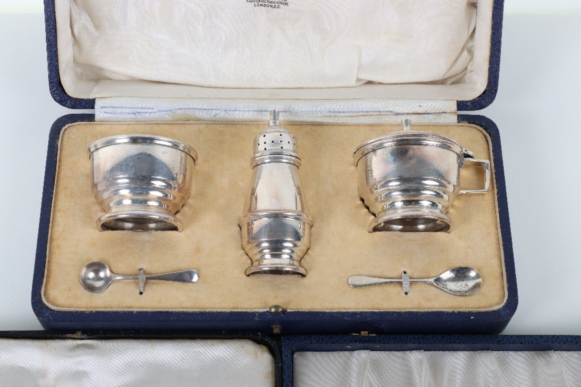 A silver cruet set, Mappin & Webb, Birmingham 1935 - Image 3 of 5