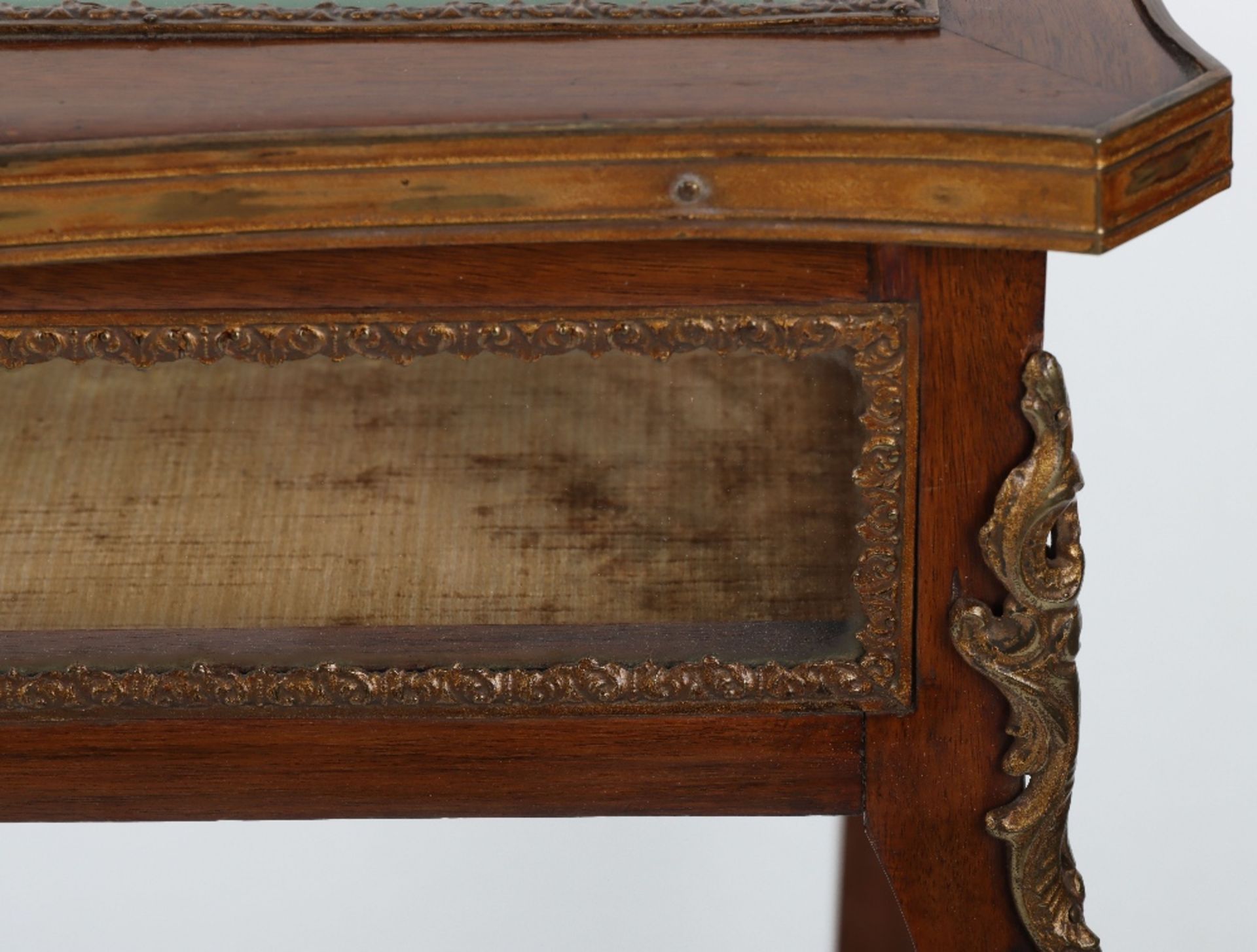 A French mahogany serpentine Bijouterie table in Louis XV style, probably late 19th century - Image 4 of 12