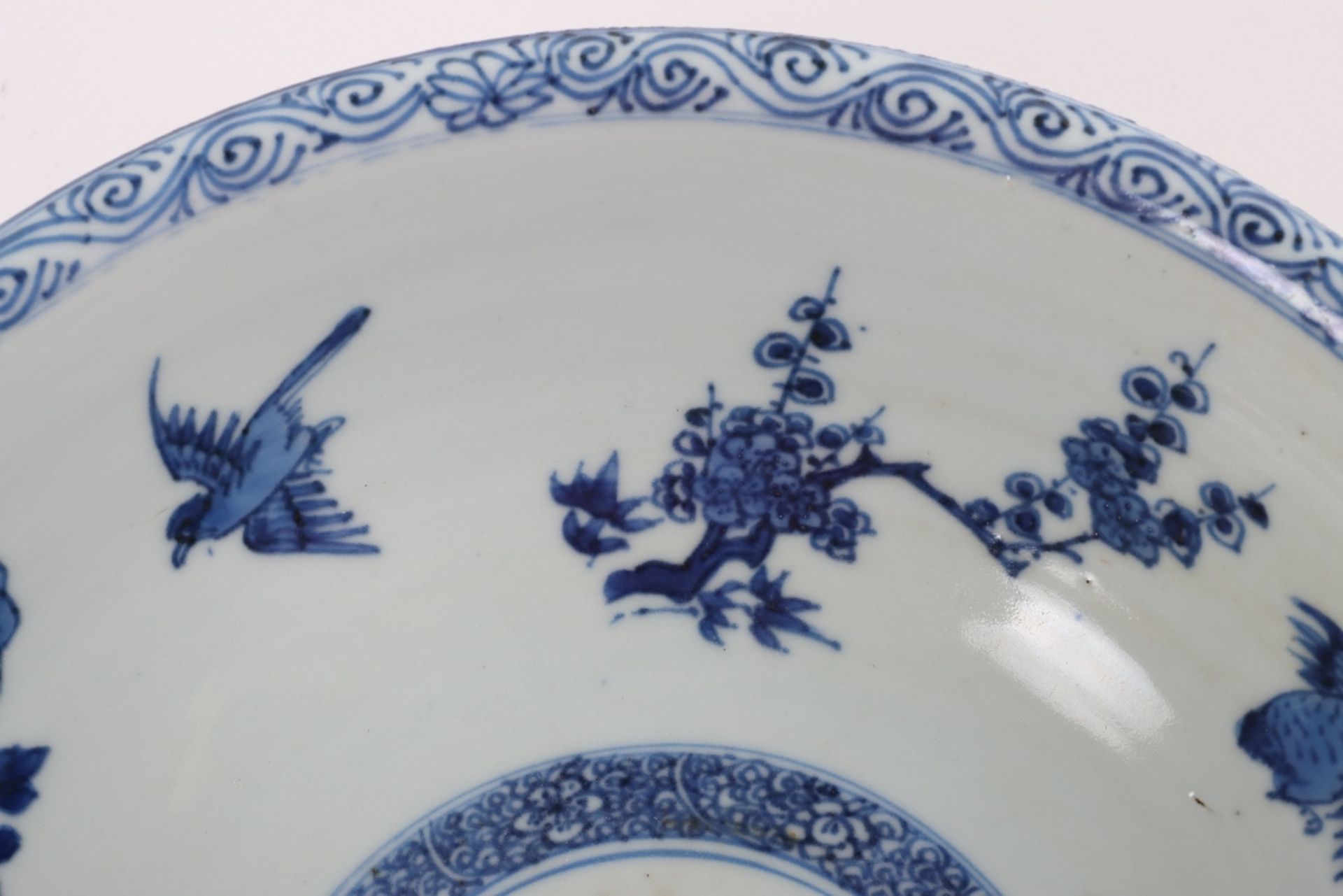 An 18th century Chinese blue and white bowl, unmarked - Image 6 of 27