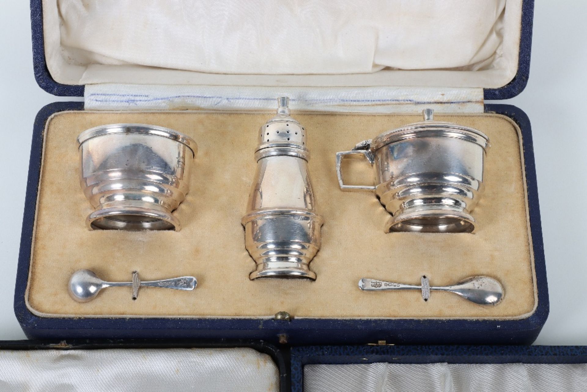 A silver cruet set, Mappin & Webb, Birmingham 1935 - Image 5 of 5