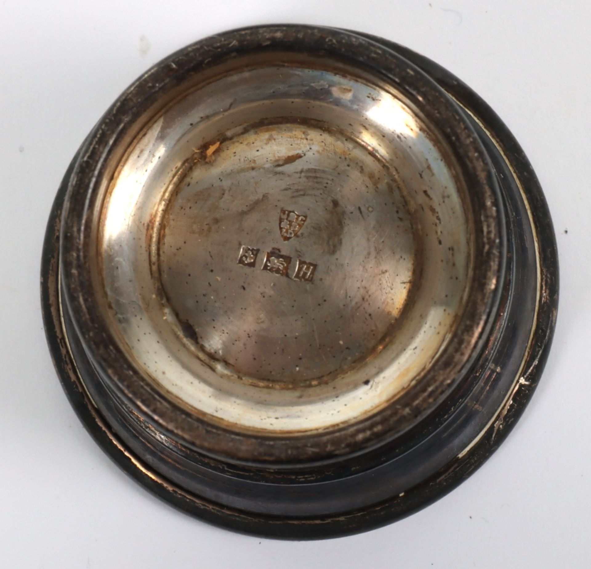 A 20th century silver and pique work circular box, Birmingham 1925 - Image 8 of 14