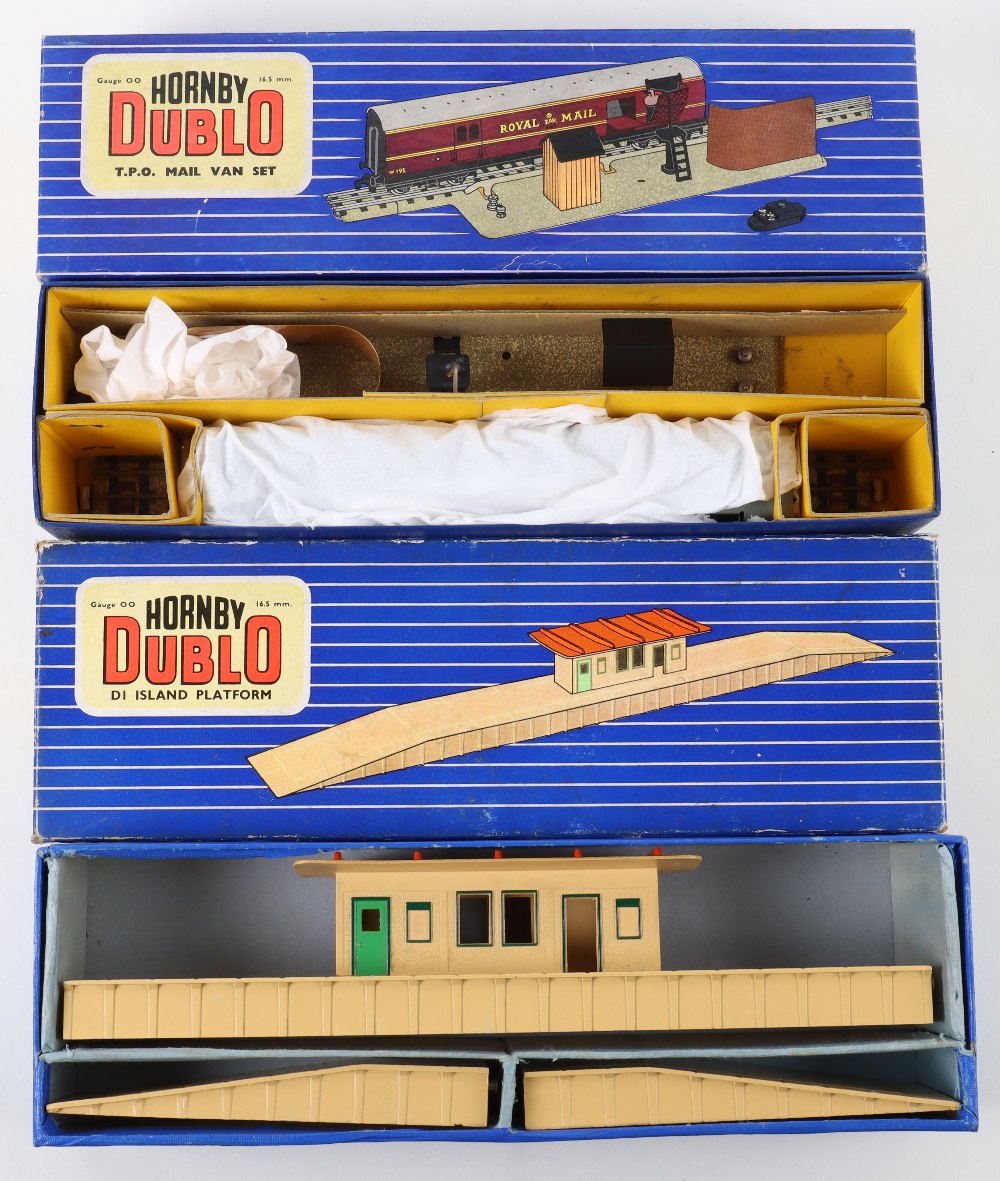 Hornby Dublo boxed track side buildings and accessories - Image 4 of 6