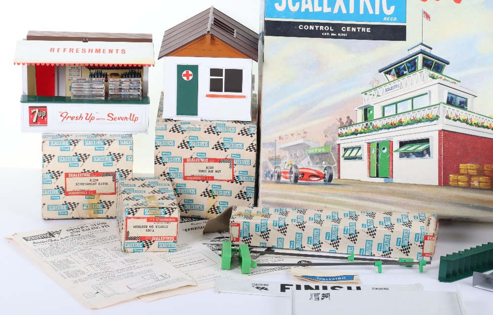 Vintage boxed Scalextric Buildings and Figures - Image 3 of 3