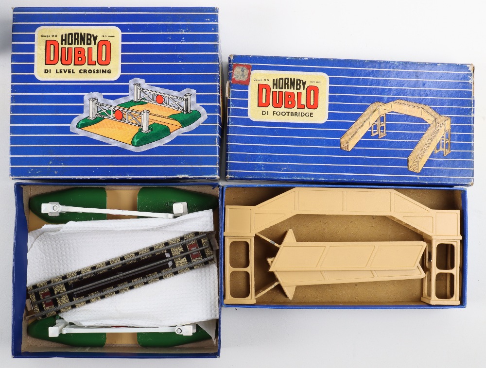 Hornby Dublo boxed track side buildings and accessories - Image 3 of 6