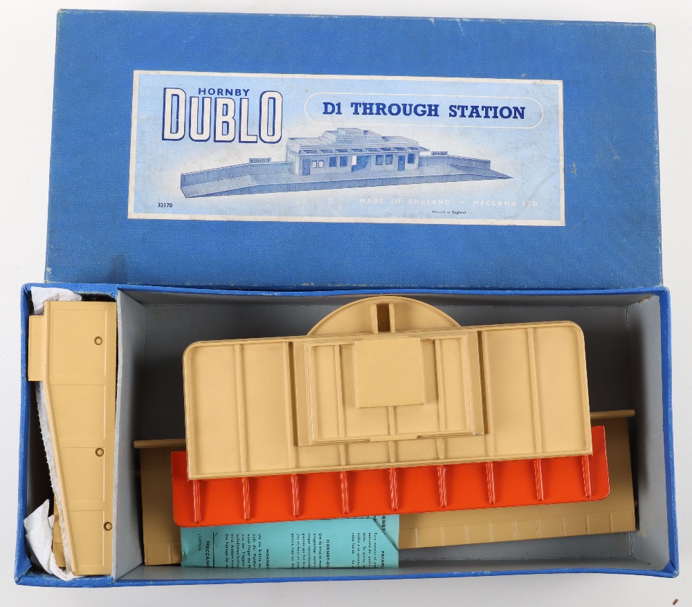 Hornby Dublo boxed track side buildings and accessories - Image 5 of 6