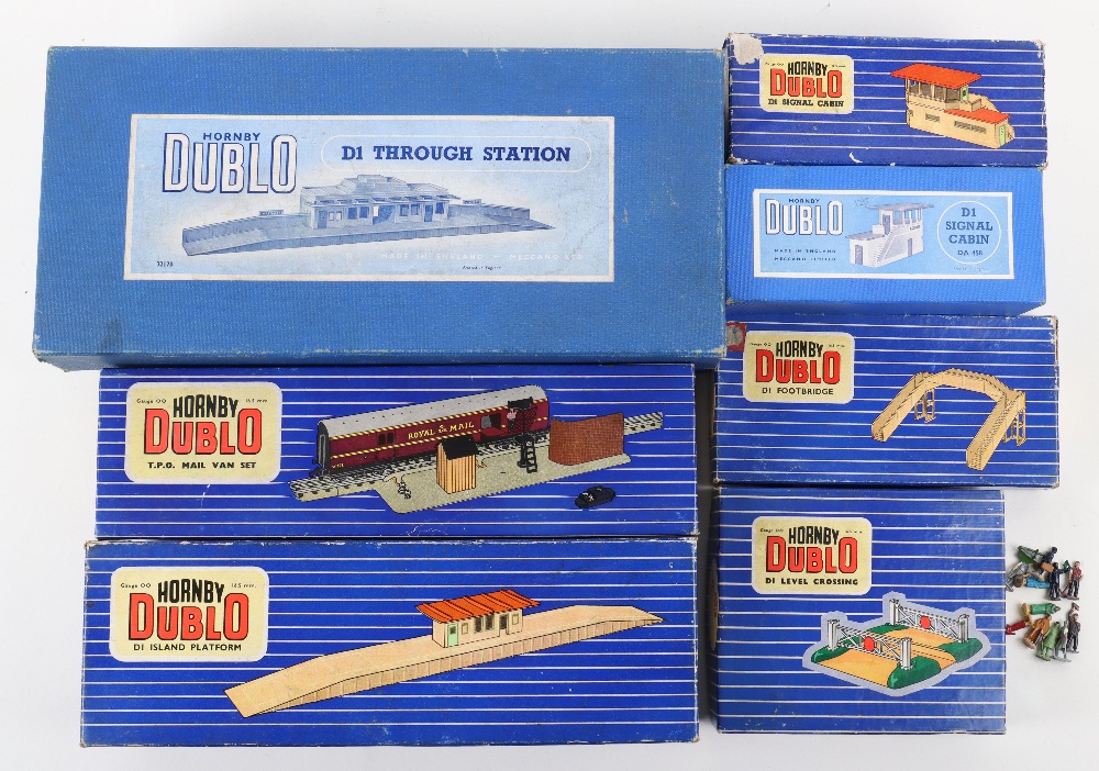 Hornby Dublo boxed track side buildings and accessories