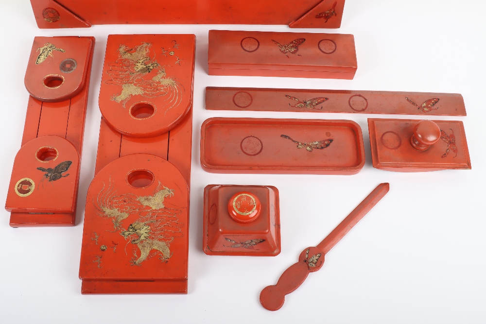A 20th century Japanese red lacquer desk set - Bild 2 aus 3