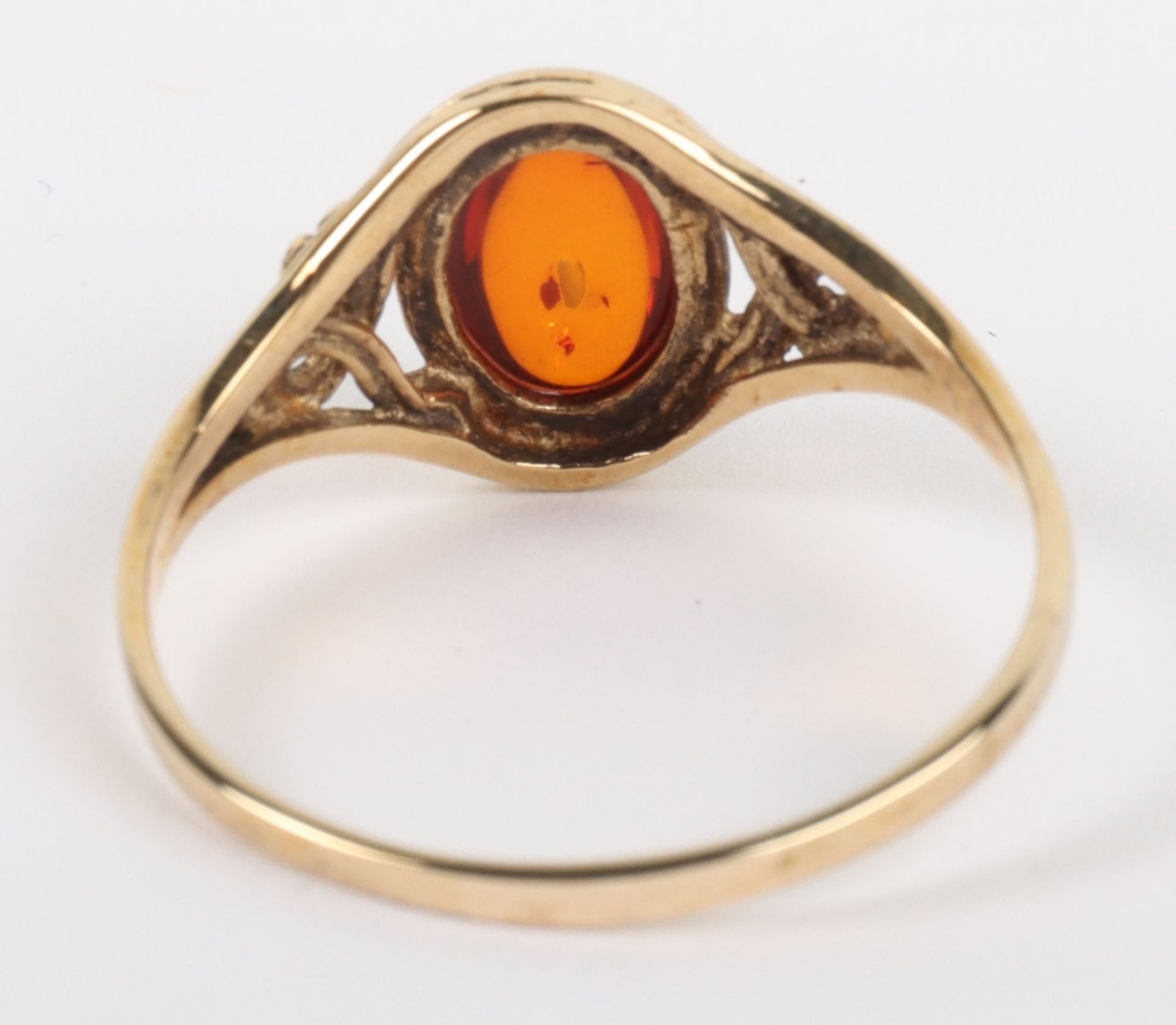 A 9ct gold and amber single stone ring - Image 7 of 7