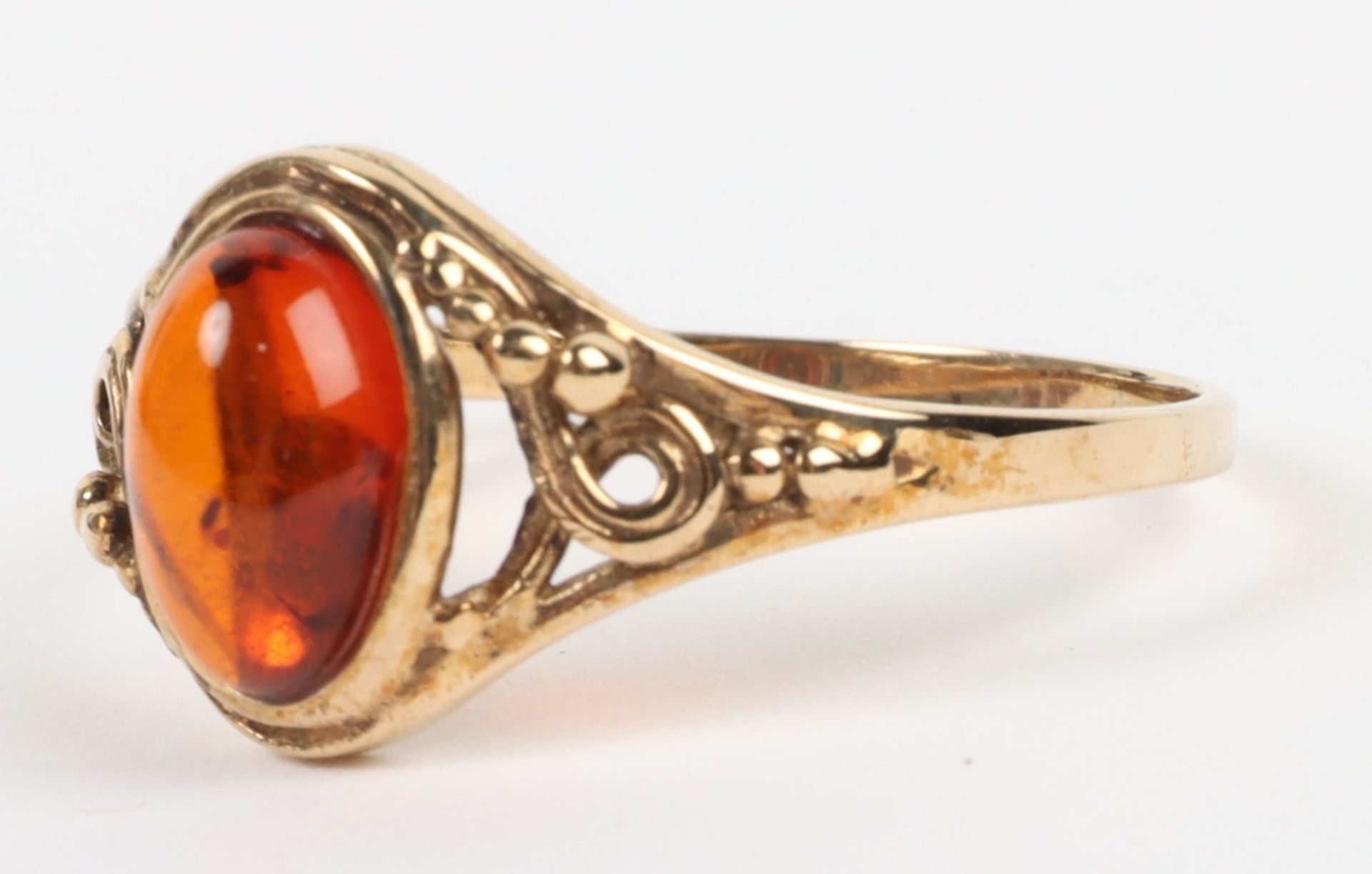 A 9ct gold and amber single stone ring