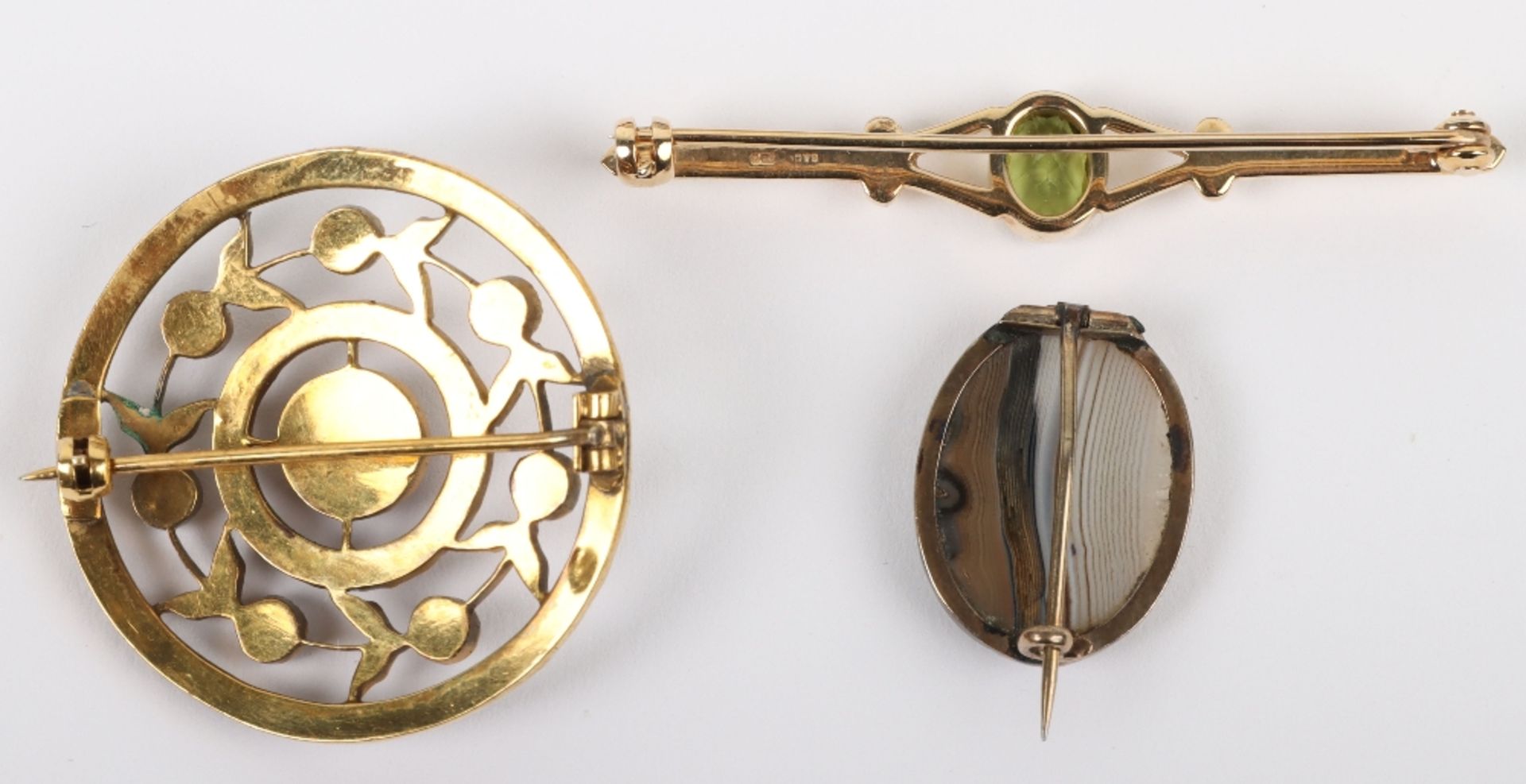 A 9ct gold and peridot set bar brooch - Image 3 of 3