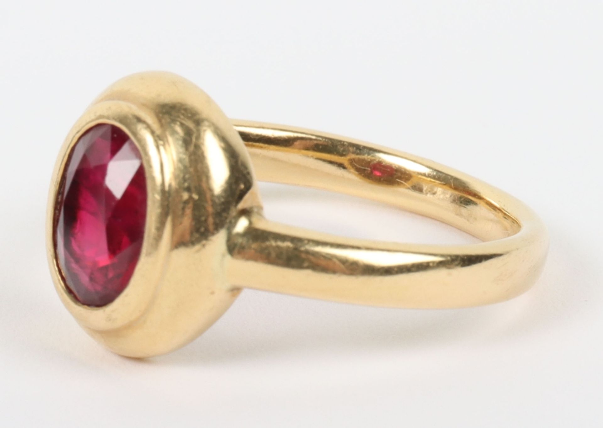 An 18ct gold and ruby set signet style ring - Image 4 of 6