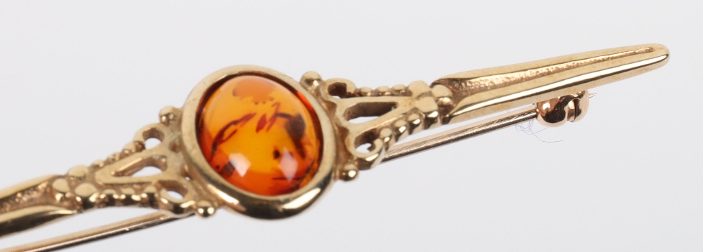 A 9ct gold and amber set bar brooch - Bild 4 aus 4