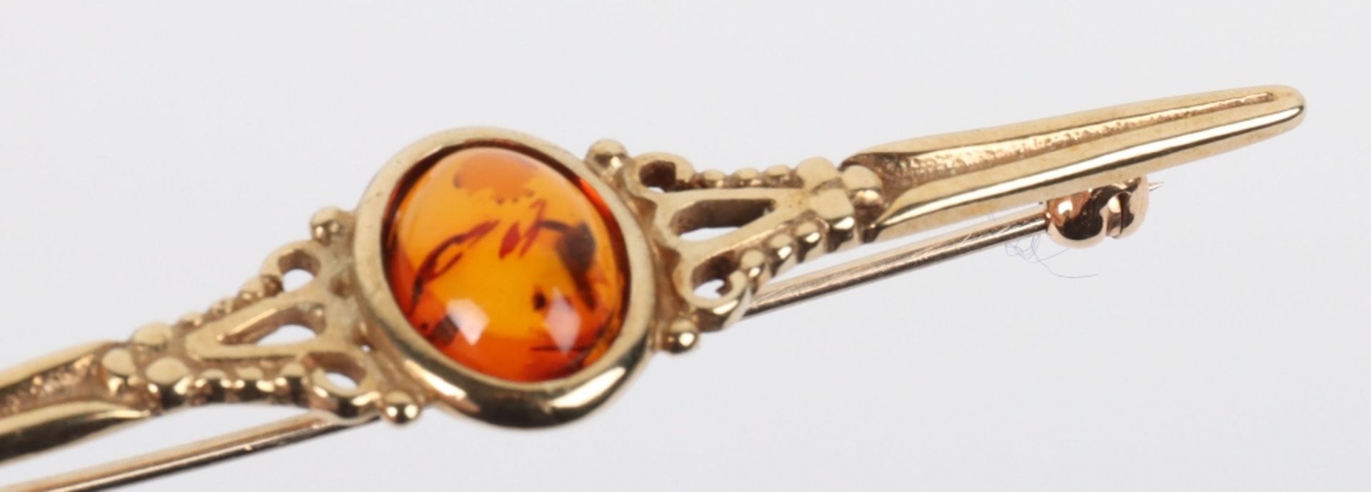 A 9ct gold and amber set bar brooch - Image 4 of 4