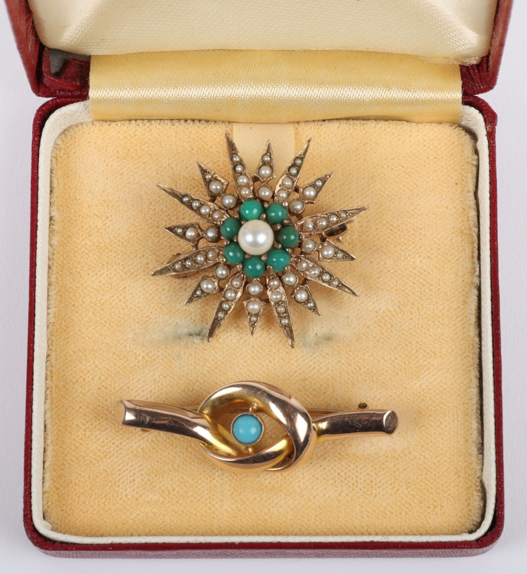 A 9ct gold and turquoise knot design brooch - Image 3 of 4