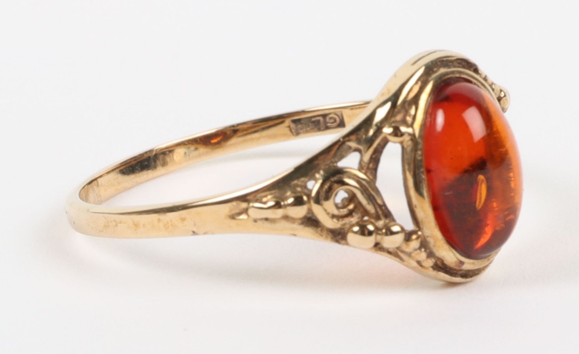A 9ct gold and amber single stone ring - Image 3 of 7