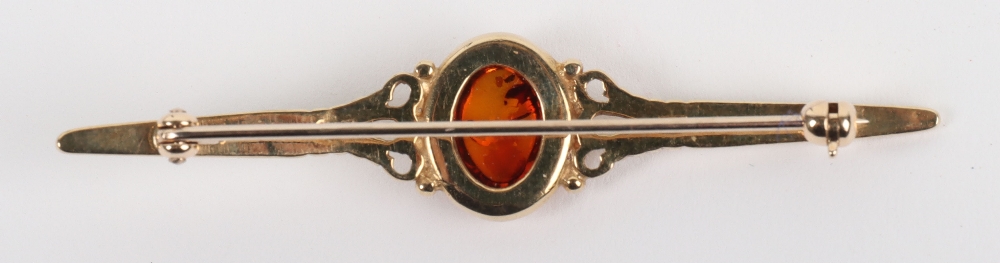 A 9ct gold and amber set bar brooch - Bild 3 aus 4