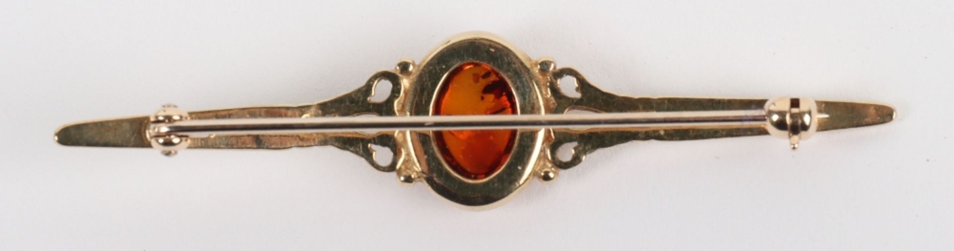 A 9ct gold and amber set bar brooch - Image 3 of 4