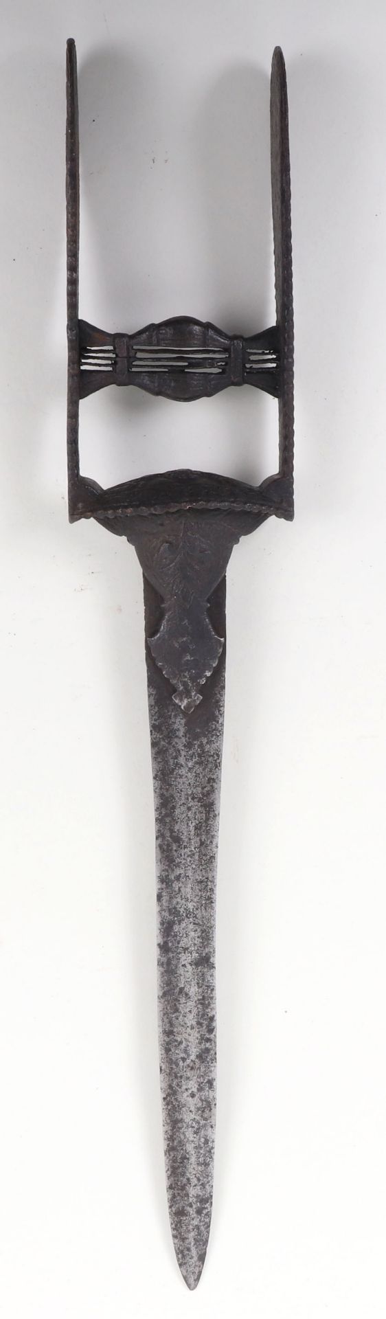 Indian Iron Katar of Tanjore Armoury Type, 17th Century - Bild 2 aus 10