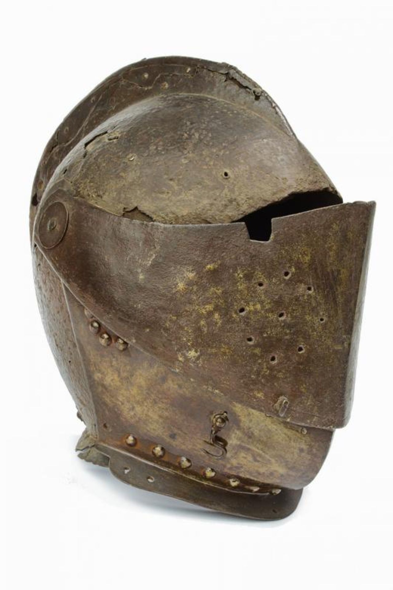 A composite closed helmet