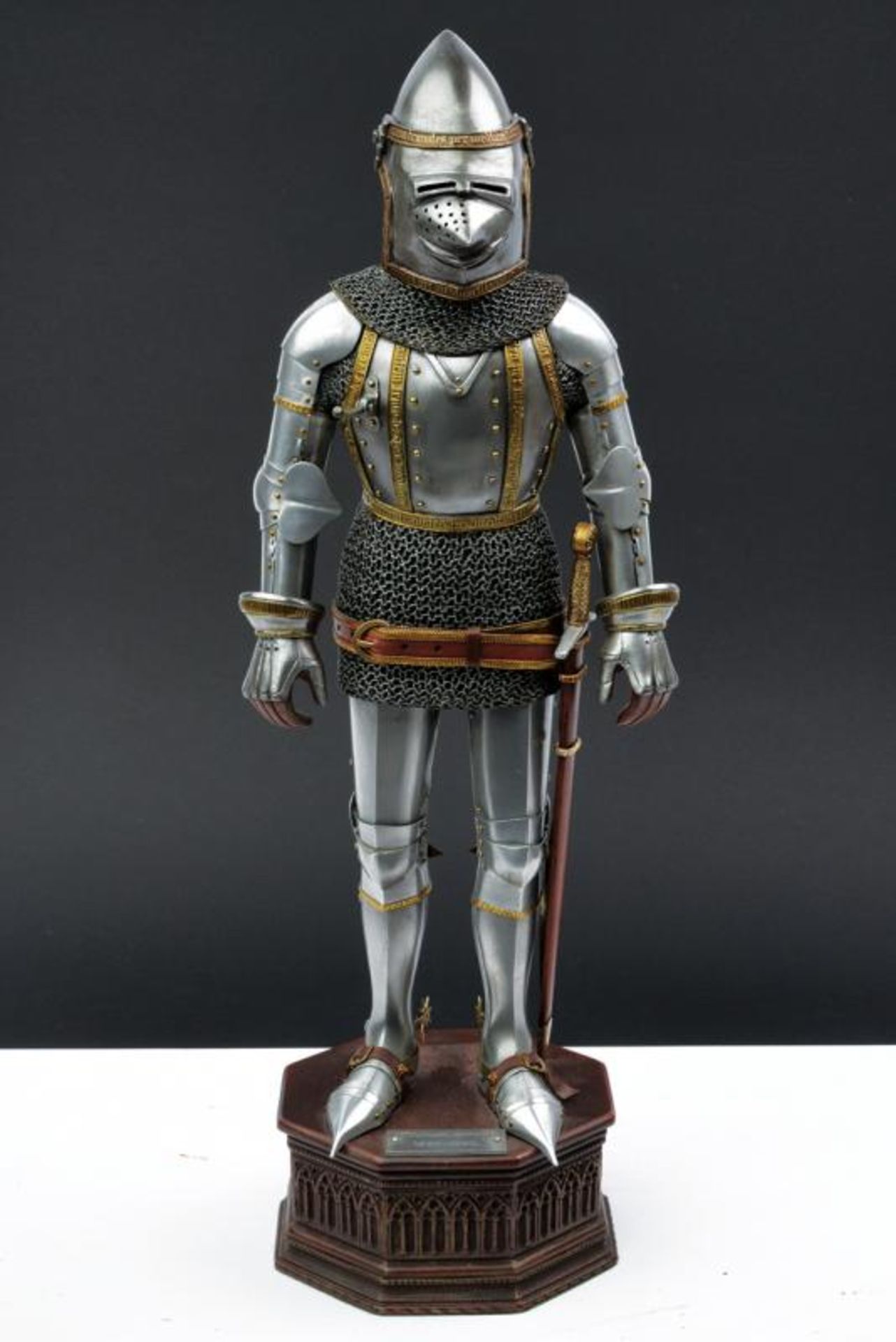 A very fine model of a knight in armour - Image 6 of 6
