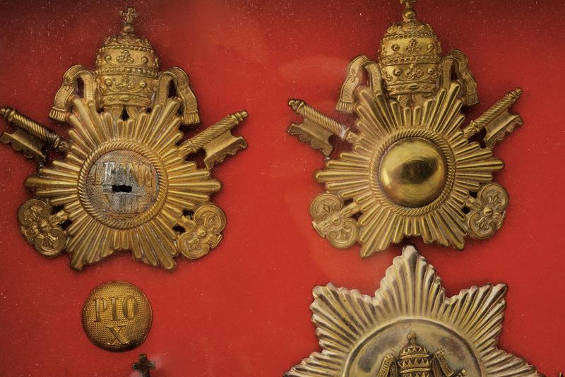 A glass case with Papal army badges - Image 2 of 3