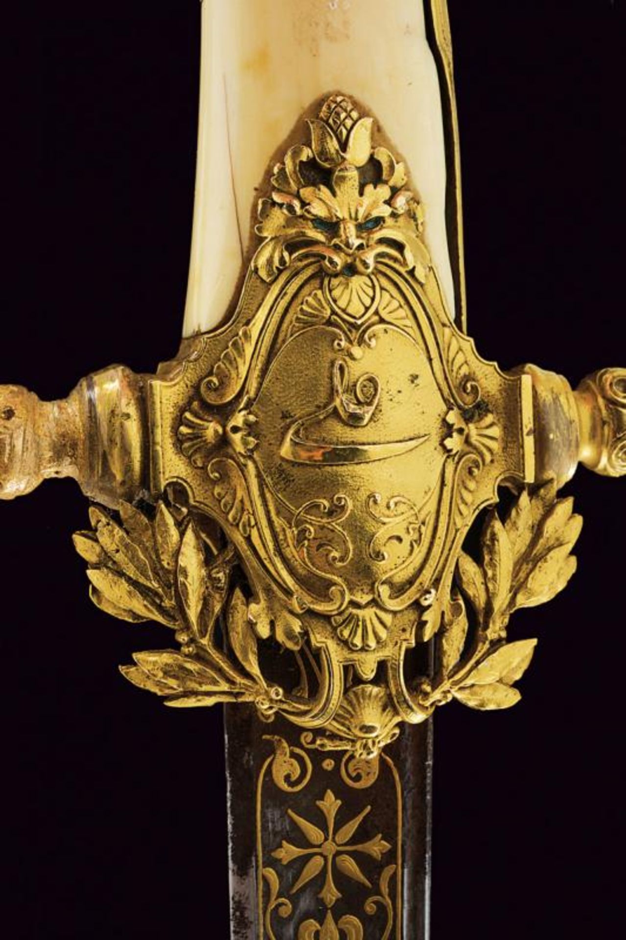 An elegant presentation sword for a gentleman with inscriptions in Arabic - Image 3 of 8