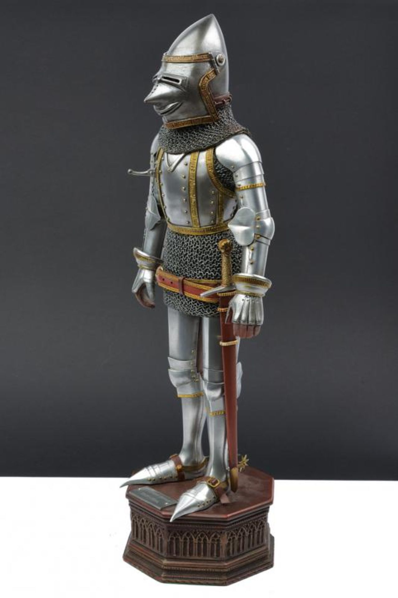 A very fine model of a knight in armour - Image 3 of 6