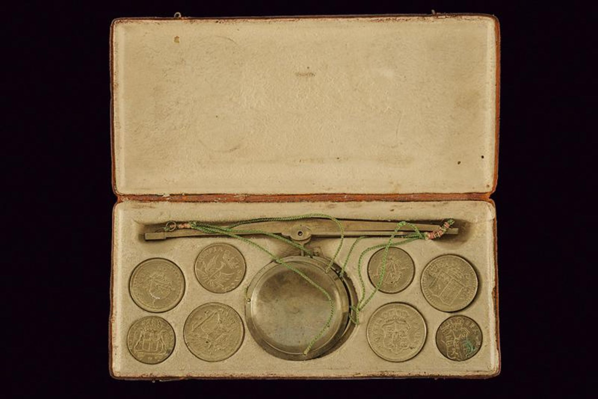 A case with small scale and coin weights - Image 4 of 4