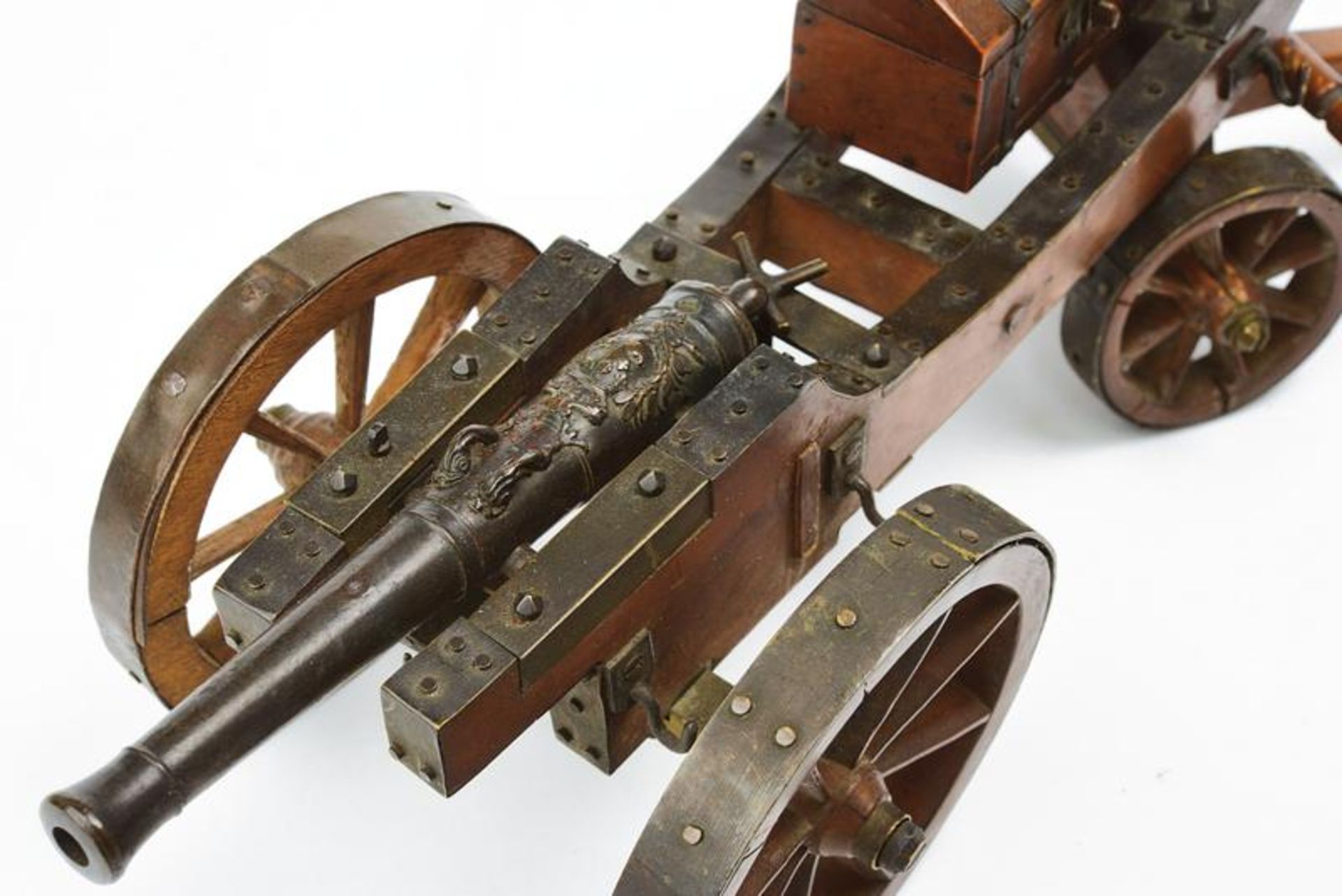 A miniature table cannon with support and limber - Image 5 of 6