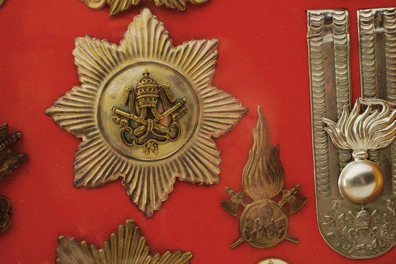 A glass case with Papal army badges - Image 3 of 3