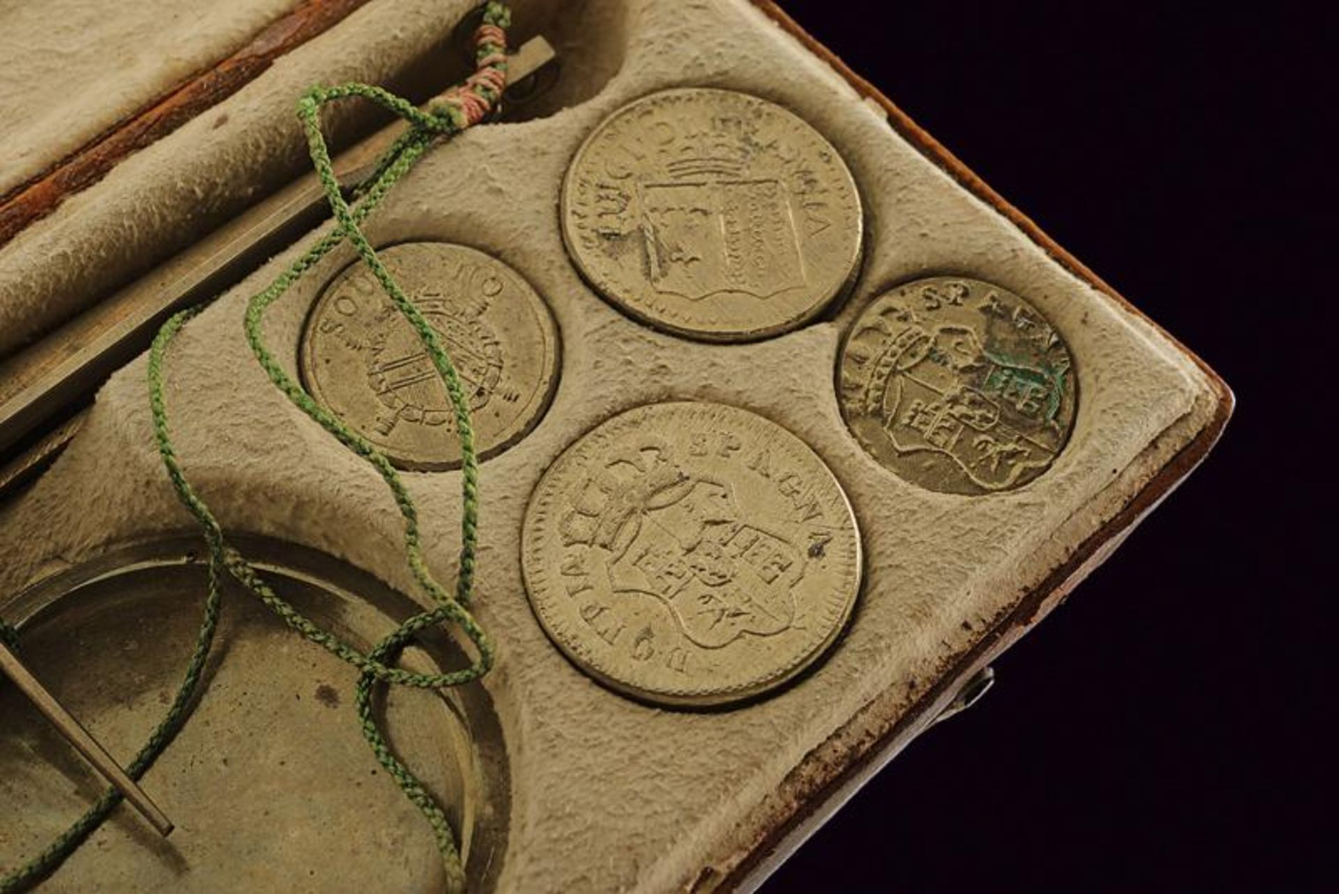 A case with small scale and coin weights - Image 3 of 4