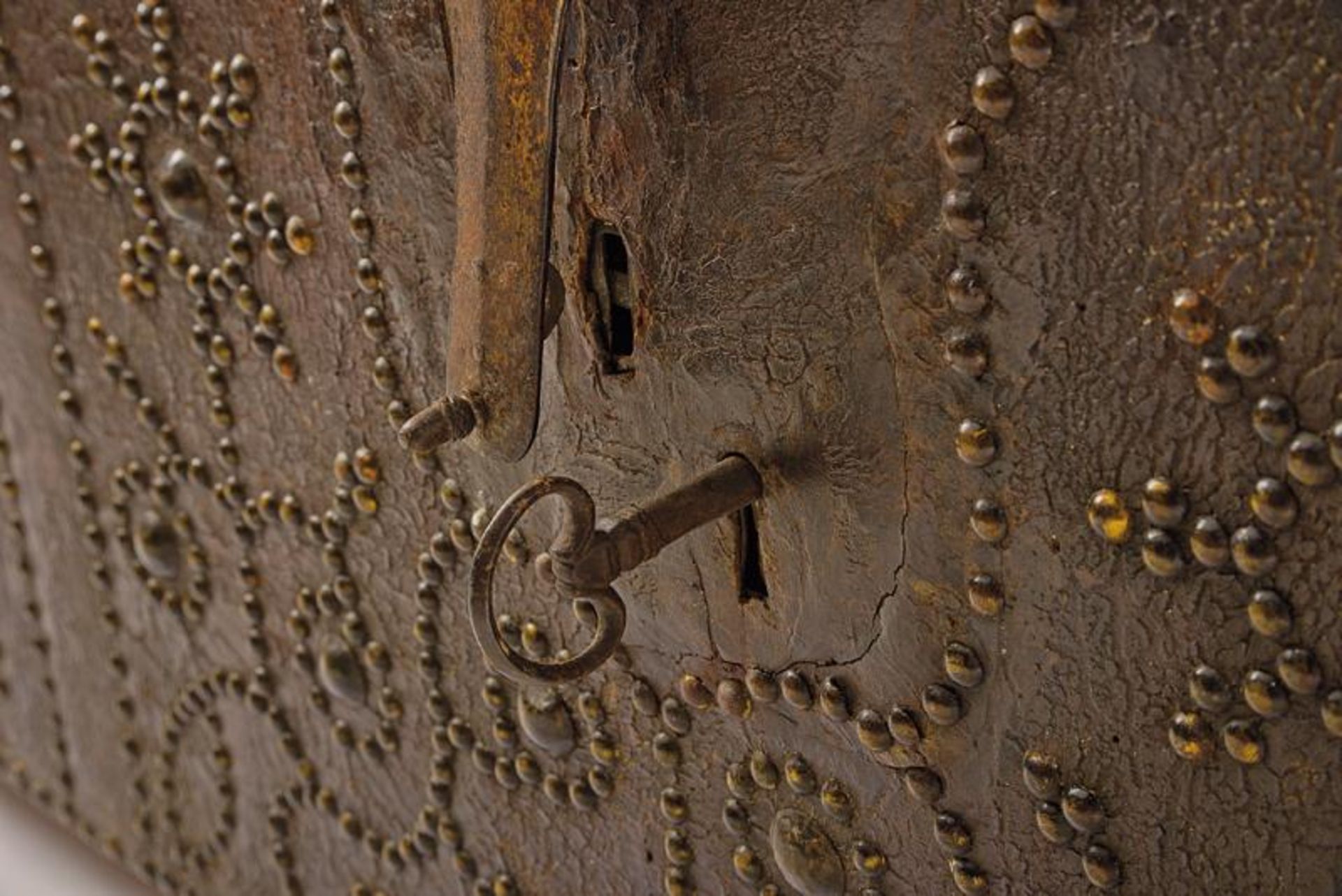 A chest with noble coat-of-arms - Image 2 of 6