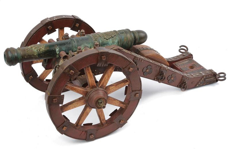 A fine bronze cannon model with carriage - Image 5 of 5