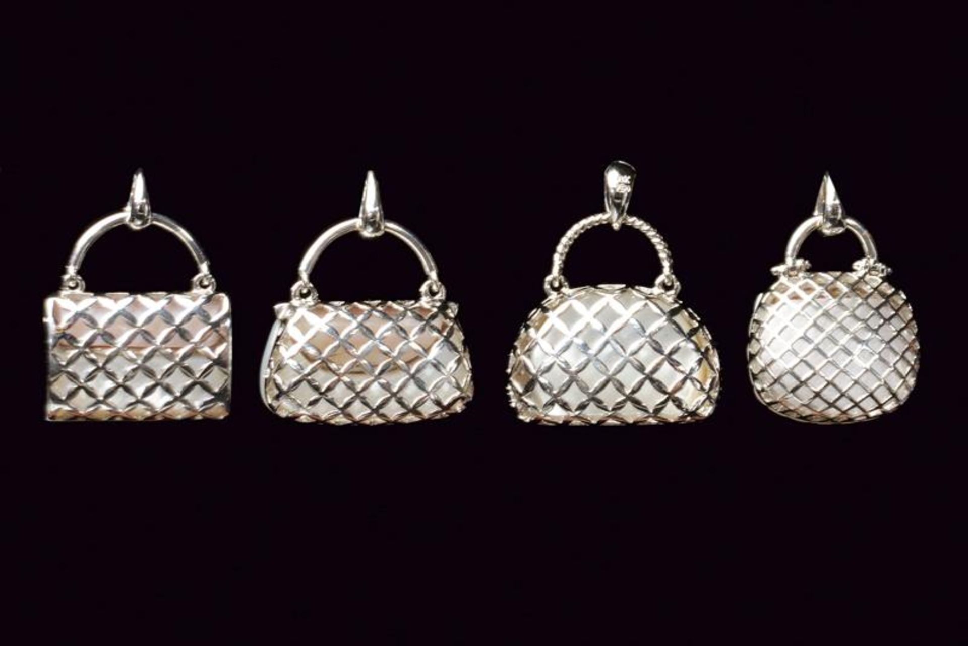 Lot of four handbag shaped gold and MOP charm pendants - Bild 2 aus 2