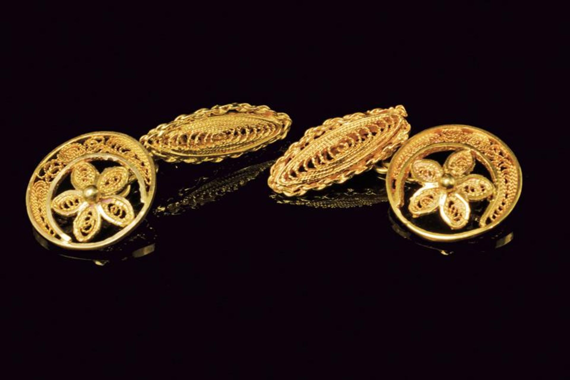 18 kt yellow gold filigree cufflinks