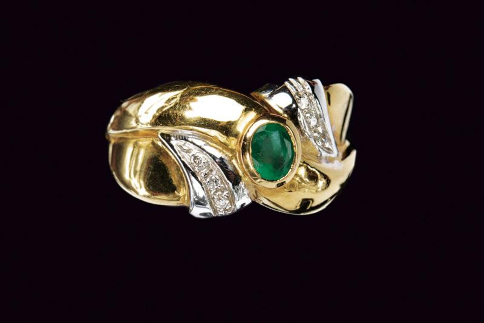 Diamond and emerald gold band ring - Image 2 of 2