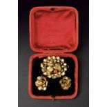 Demi parure in gold with brooch and earrings