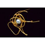 Gold brooch with central pearl