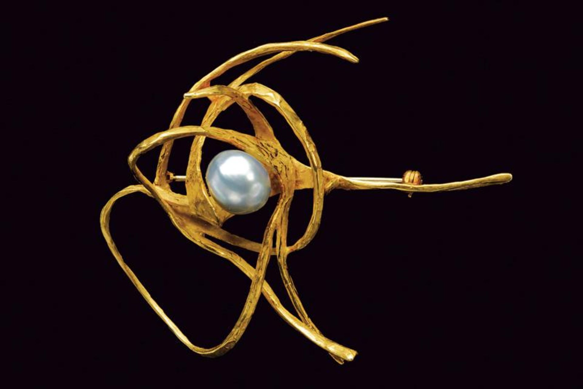 Gold brooch with central pearl