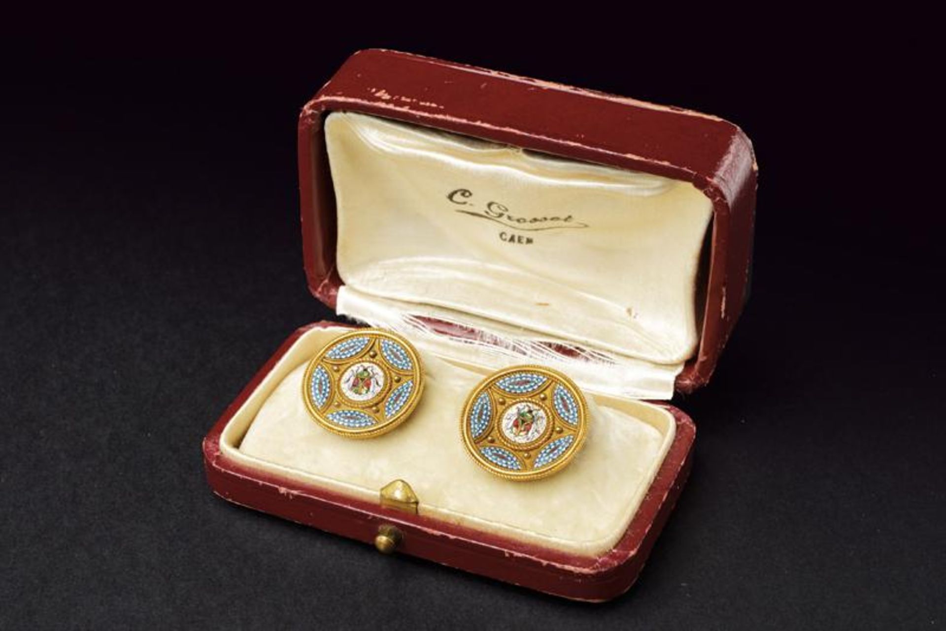 Rare 18 kt gold mounted shirt cufflinks with micromosaics. Italy, late 19th Century