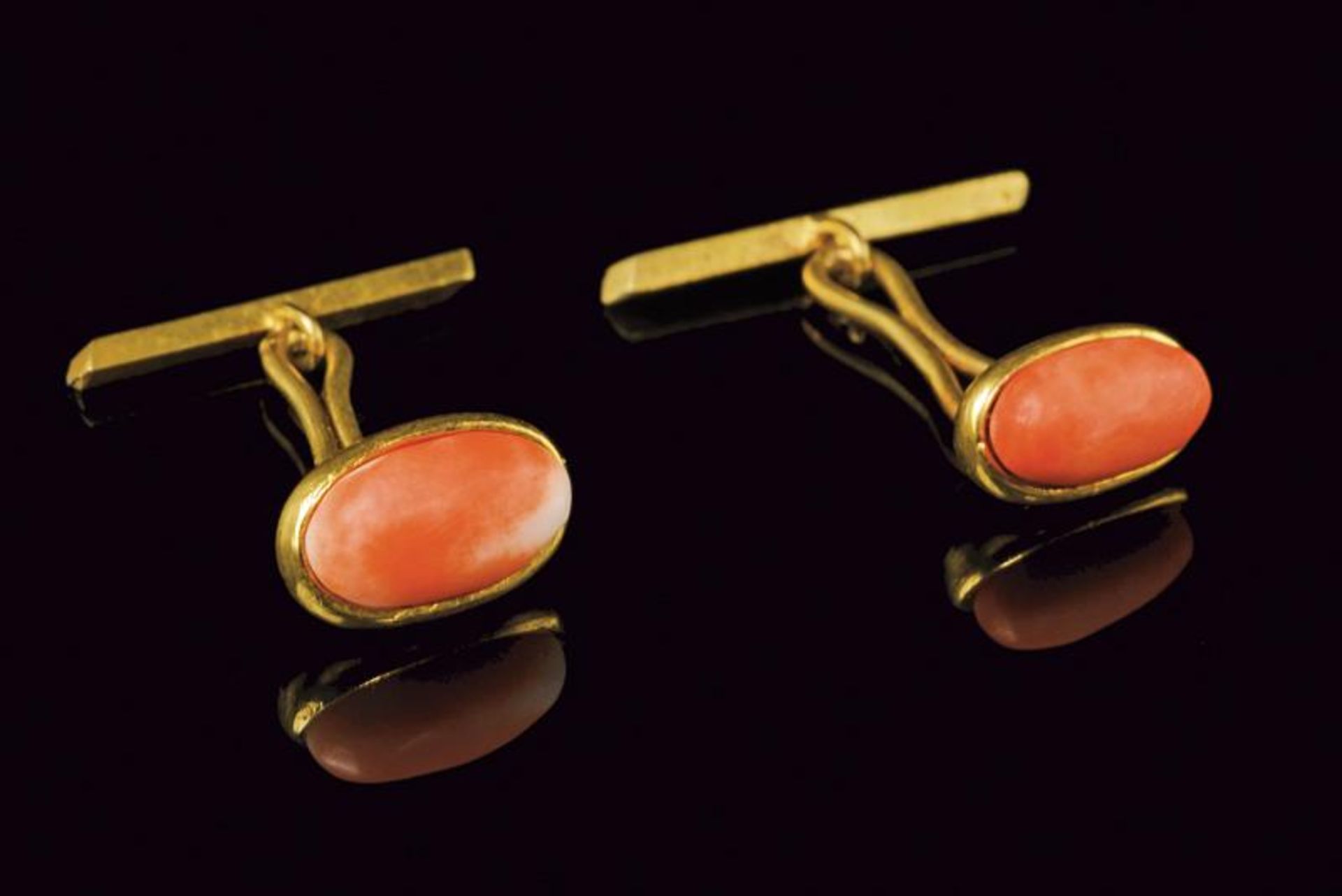Low gold cufflinks with coral