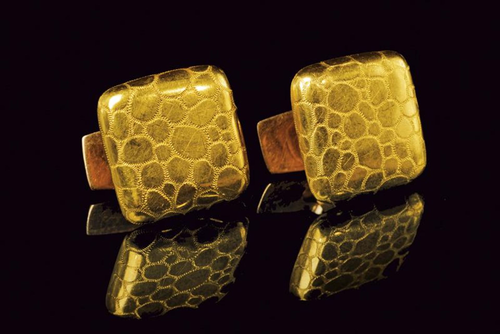 A pair of 18 kt gold cufflinks