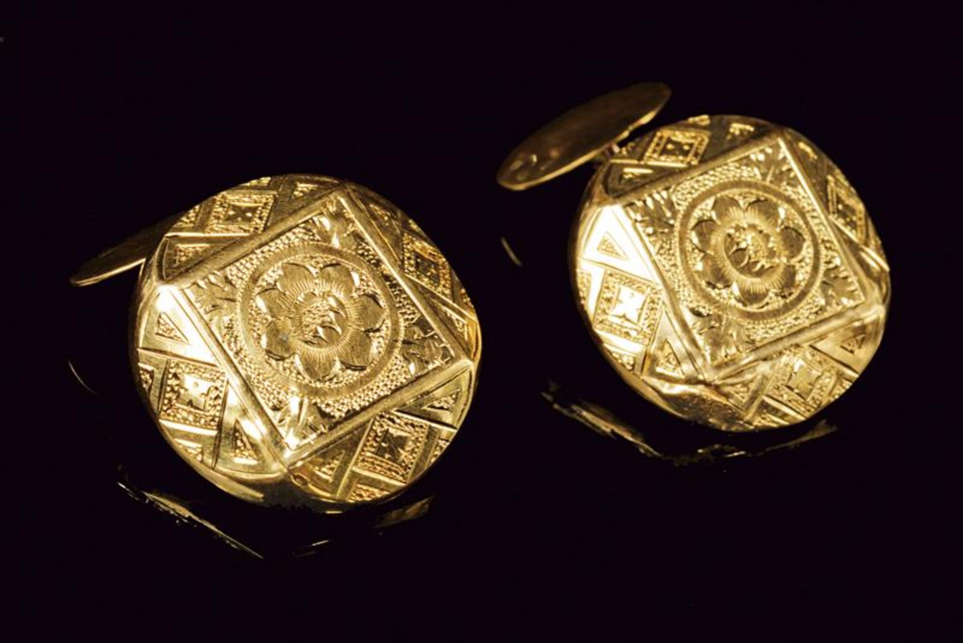 Engraved yellow gold cufflinks