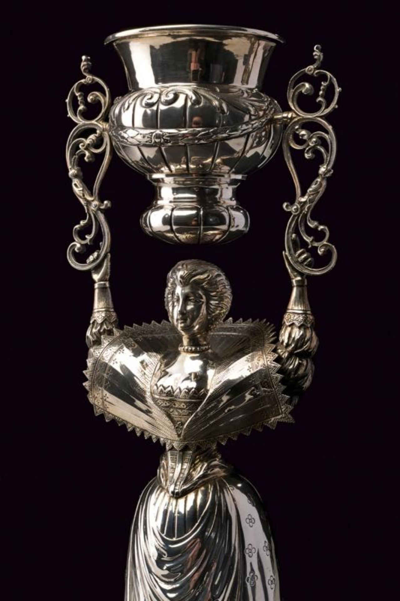 A large silver wedding cup - Bild 2 aus 2