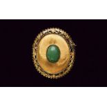 18 kt gold/ pendant brooch with central jade
