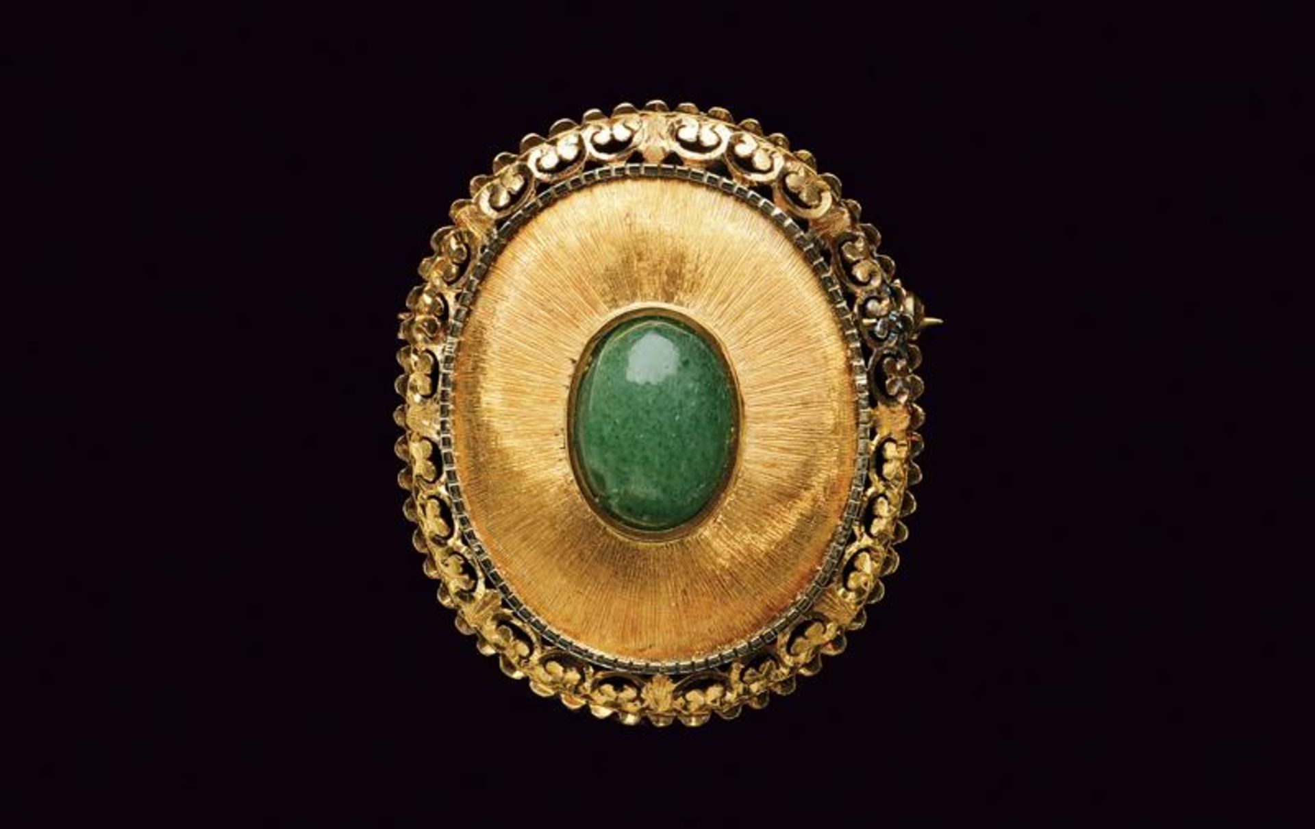 18 kt gold/ pendant brooch with central jade