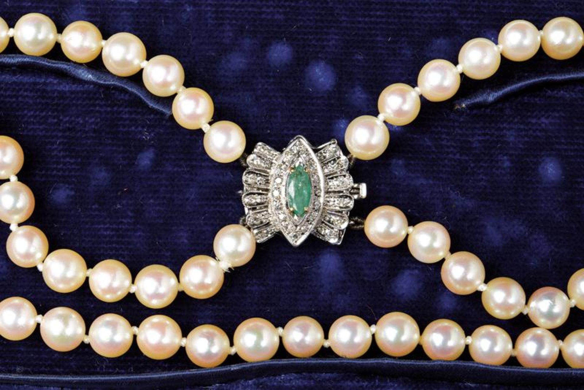 Double strand 6 mm cultured pearl necklace with emerald and diamond set clasp - Image 3 of 3